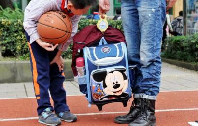 10月28日，記者對成都市某小學(xué)學(xué)生的書包進(jìn)行稱重，該學(xué)生書包的重量為7.8公斤。