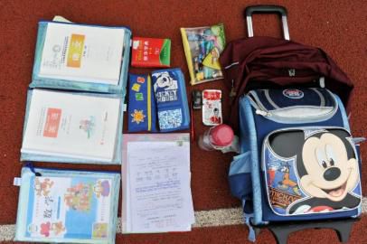 重7.8公斤的書包內(nèi)所裝物品。