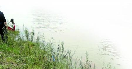 涉事男子和前女友,呆滯地望著滾滾江水。 田女士供圖