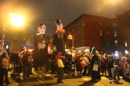 年底將近，派對集中，如何讓子女免受不良人士的侵犯，家長需要警惕并提醒子女注意。（美國《世界日報》/黃伊奕 攝）