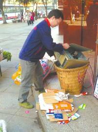 王光偉靠收廢品拾荒為生，每月僅有1000元的微薄收入。