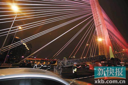 昨日深夜，橋上東側(cè)空出兩條車(chē)道用來(lái)救援。