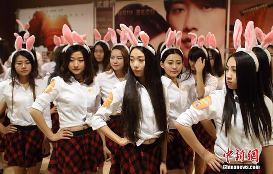 11月11日晚，一百位統(tǒng)一打扮的“兔女郎”現(xiàn)身南京新街口，逛街看電影玩快閃，走到哪里都被圍觀。