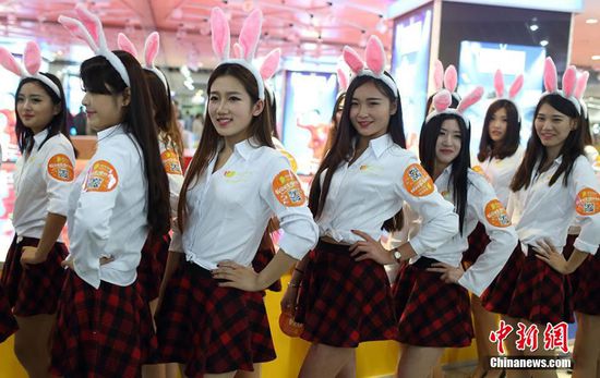 11月11日晚，一百位統(tǒng)一打扮的“兔女郎”現(xiàn)身南京新街口，逛街看電影玩快閃，走到哪里都被圍觀。