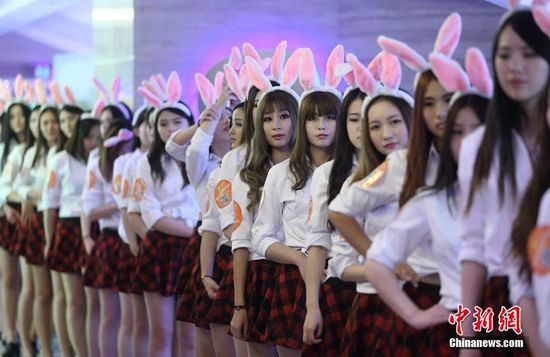 11月11日晚，一百位統(tǒng)一打扮的“兔女郎”現(xiàn)身南京新街口，逛街看電影玩快閃，走到哪里都被圍觀。