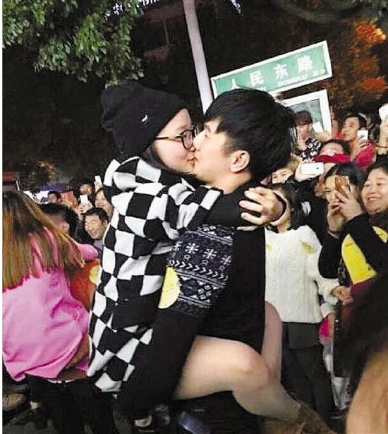 雖只是縣城的比賽，但水準(zhǔn)著實不低，居然有選手采用考拉式。