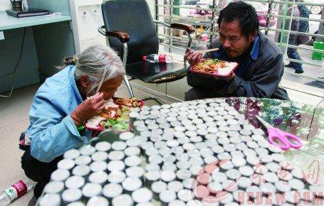 夫婦倆吃著工作人員準(zhǔn)備的盒飯，硬幣已被清點(diǎn)出來。