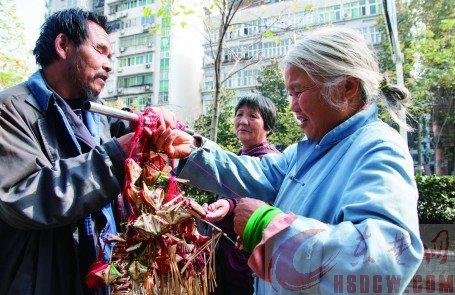 一個過路市民在挑選高廣林做的香包。