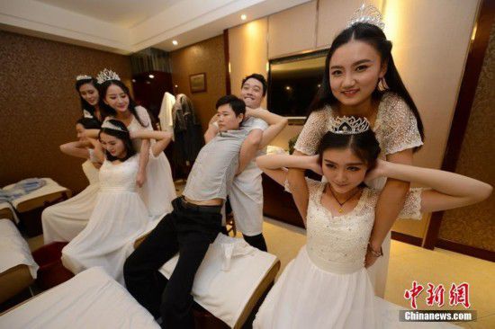 湖南十大?；w到足浴店學(xué)理療按摩(圖)