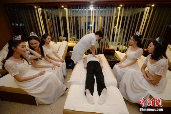 湖南十大?；w到足浴店學(xué)理療按摩(圖)