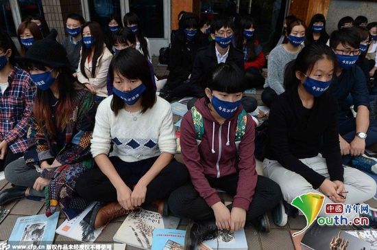 上海100名藝術(shù)家靜坐抗議中國當(dāng)代藝術(shù)(圖)