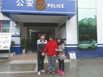 王江中和弟弟、大姑離開東南派出所前的合影。張文敏攝
