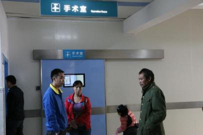 宇宇的父母和爺爺一直守候在手術(shù)室外。