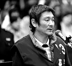 庭審時(shí)，鄭東稱自己想隨女兒一起去，請(qǐng)求法院判他死刑立即執(zhí)行