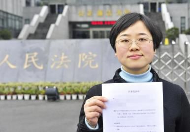 12月3日，起訴代理人出示公訴書(shū)。