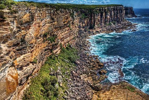 圖為英國(guó)游客看日出時(shí)摔落的懸崖。