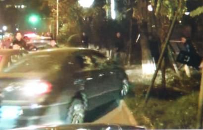 作案嫌疑車輛竄上綠化帶。（據(jù)警方視頻截圖）