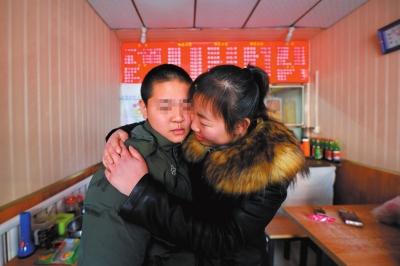何女士找到了兒子小新后，把兒子緊緊抱在懷里。京華時(shí)報(bào)記者趙思衡攝