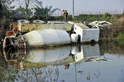 12月23日，側翻在荷塘的罐車。