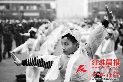 學(xué)生們?cè)谶M(jìn)行集體武術(shù)操展示。