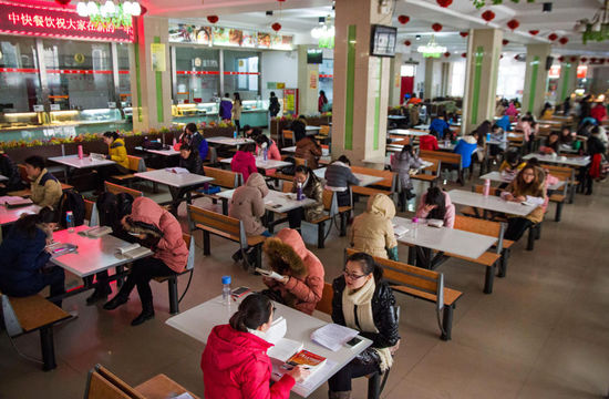 圖為在食堂內(nèi)復(fù)習(xí)的學(xué)生。