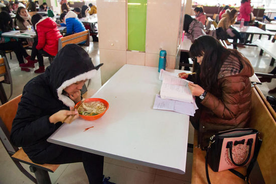 圖為在食堂內(nèi)復(fù)習(xí)的學(xué)生。
