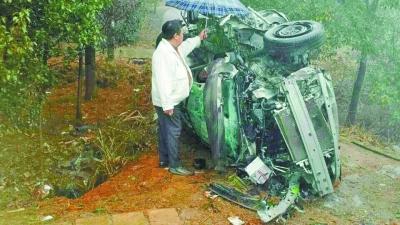 好心的路人為傷者撐傘遮雨。通訊員李鵬程 攝