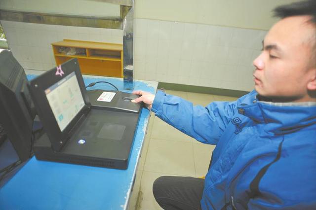 高考報(bào)名錄入指紋開始執(zhí)行,在校生由學(xué)校統(tǒng)一錄入。