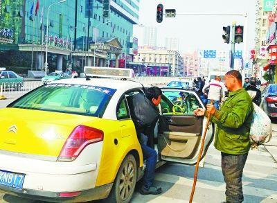 行乞者與保安聊天，竟頻頻對保安的收入表達(dá)出了不屑。