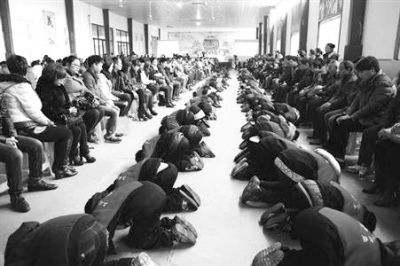 學(xué)生們?cè)诶蠋煹闹笇?dǎo)下，一起給父母下跪謝恩。微博截圖