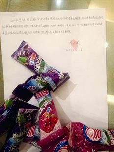 為表謝意，他特意買來20根棒棒糖送給民警。