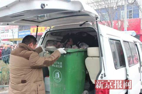 亳州路邊垃圾桶內(nèi)驚現(xiàn)碎尸。網(wǎng)友供圖