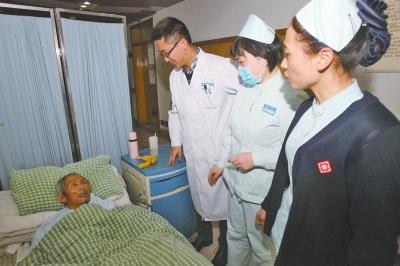 老人病治好了，可他卻一直躺在醫(yī)院的病床上。