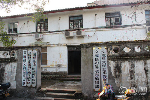 文成縣府大院除了主樓外，其他的基本為磚木結(jié)構(gòu)的兩層小樓