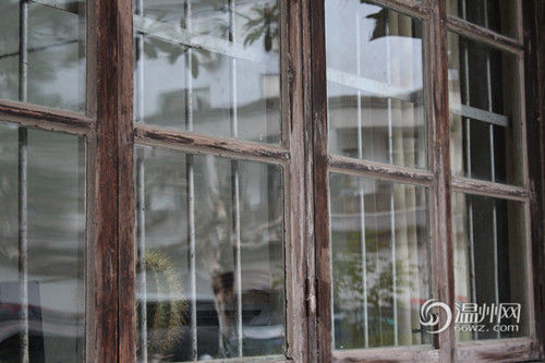 辦公室門(mén)窗的油漆已經(jīng)磨損得幾乎看不出顏色