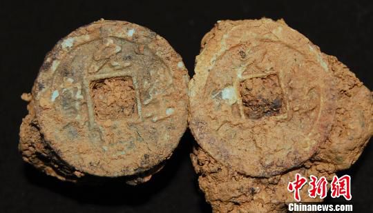 巖橋村廟山地區(qū)出土銅錢?！⊥]文管辦　攝