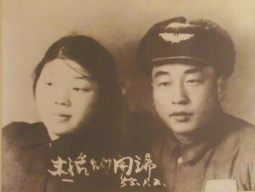 當(dāng)年的結(jié)婚照老人還保留得很好。