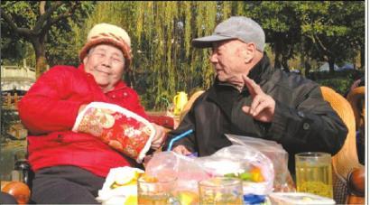 結(jié)婚60年，梁玉芹婆婆和王再功爺爺恩愛如初。