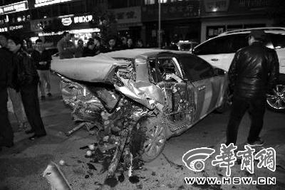 西安街頭一輛小轎車連撞十余機(jī)動車 致1死多傷 西安街頭一輛小轎車連撞十余機(jī)動車 致1死多傷