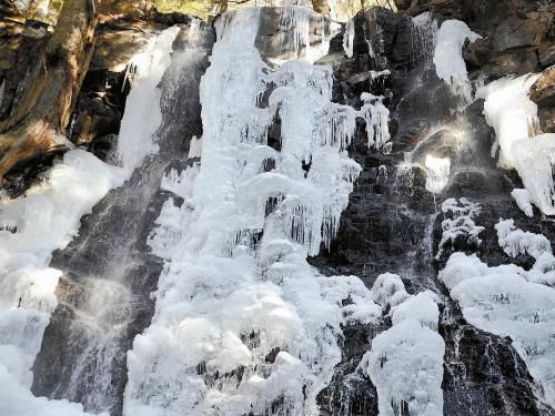 富士河口湖畔的瀑布結(jié)冰，成了一道“冰瀑”。