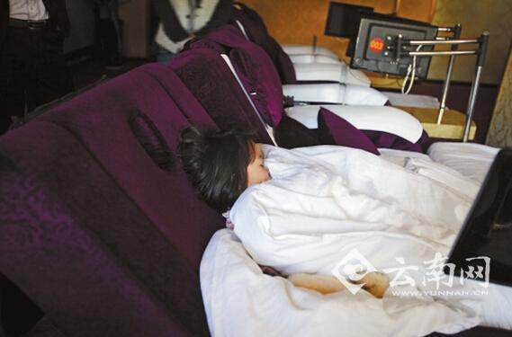 夜里，孩子就睡在沙發(fā)躺椅上。