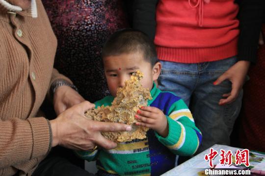 新疆青河縣一牧民上周意外撿到重7.85公斤公斤左右的一塊狗頭黃金，這塊黃金酷似中國地圖。