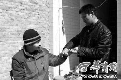 陜西一繼父守護300多天喚醒植物人繼子 陜西一繼父守護300多天喚醒植物人繼子