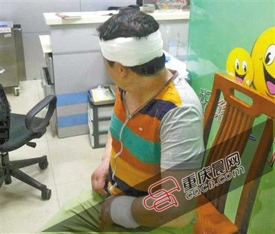 昨日，受傷的游客譚先生在醫(yī)院接受治療。