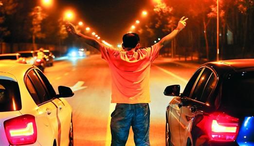 2013年8月25日凌晨，北京，在東壩大街路口進(jìn)行的一場(chǎng)飆車。