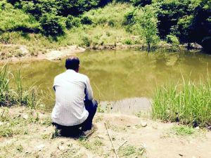 事發(fā)的水塘邊沒有任何警示標(biāo)語與防護設(shè)施