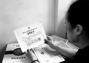 思念小寶的時(shí)候，李女士就一遍遍整理孩子留在家里的物品。