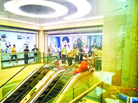 遇難女子家屬很悲傷。