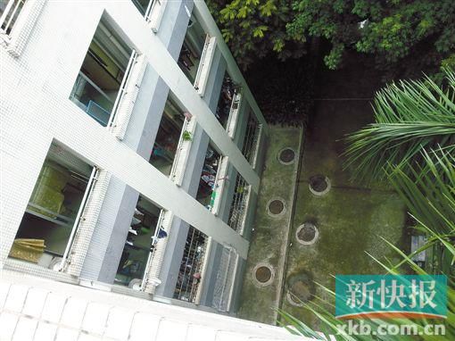 據(jù)目擊者稱,當(dāng)時(shí)墜樓者躺在右排中、下兩個(gè)井蓋中間附近。