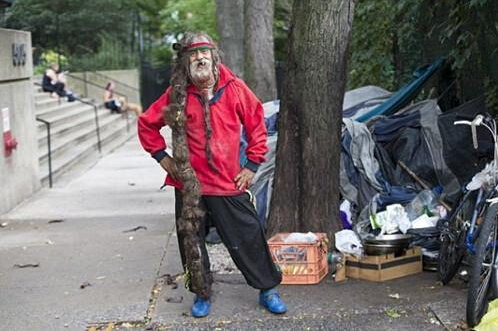 紐約“犀利哥”13年不洗頭長發(fā)及腳成新街景 紐約“犀利哥”13年不洗頭長發(fā)及腳成新街景